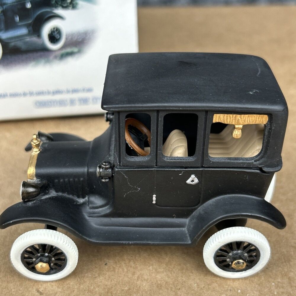 Dept 56 1919 Ford Model-T #58906 Christmas In The City 1998 - Picture 2 of 10